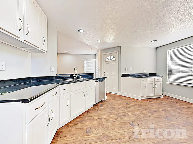 2819 Filbert St — Photo 7