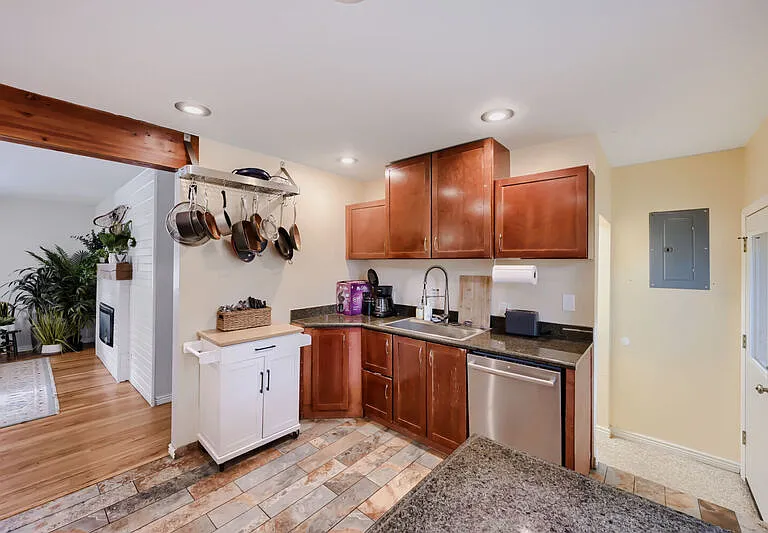 1007 Venus Dr — Photo 4