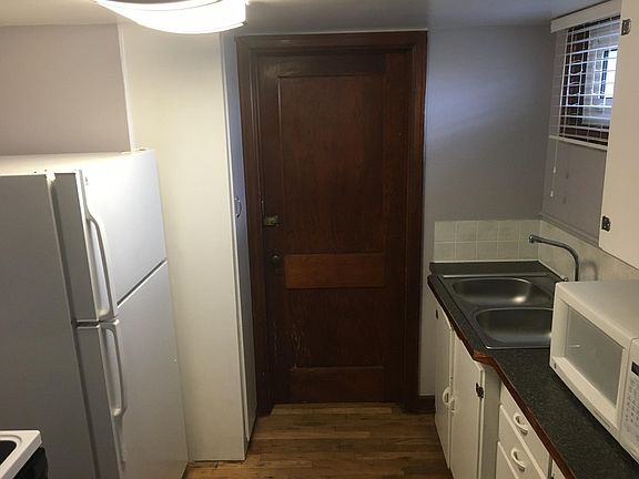 3rd image of 720 E 22nd St #B