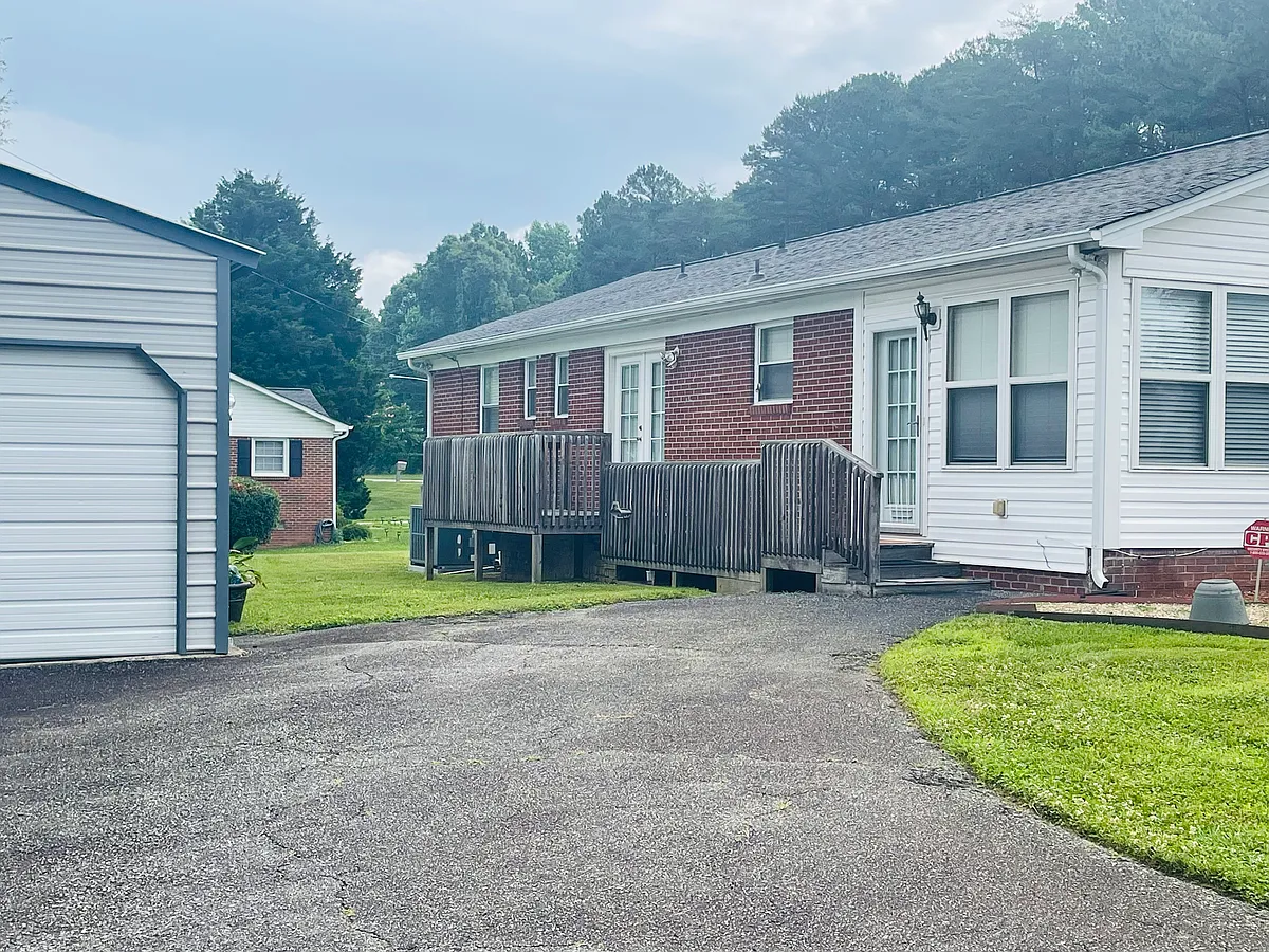Building Photo - 3261 Robinwood Rd