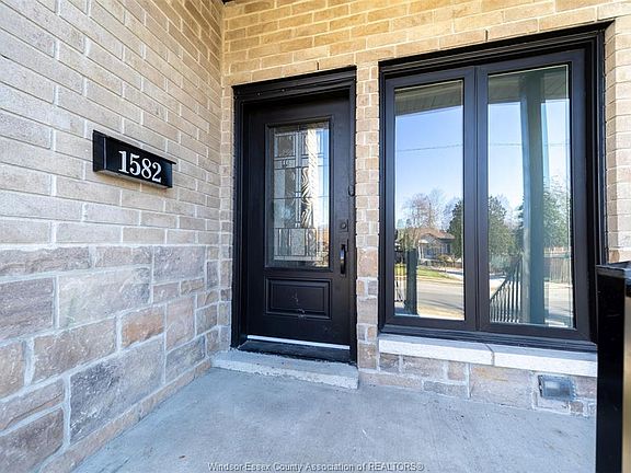 3rd image of 1582 Drouillard Rd