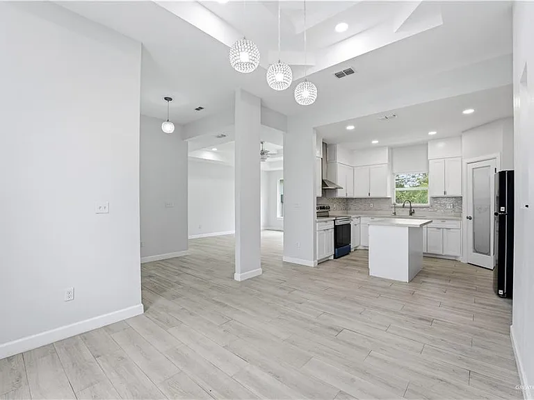 1212 Esperanza St — Photo 2