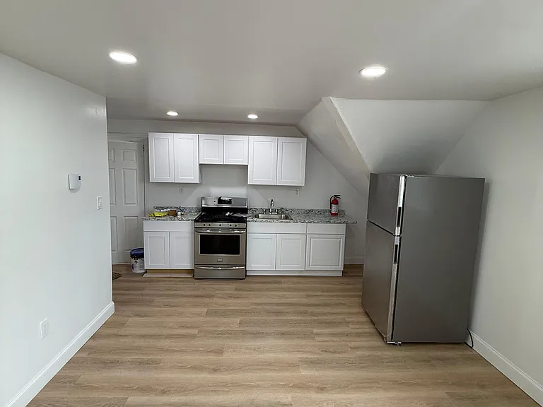 552 E 25th St #5 — Photo 8
