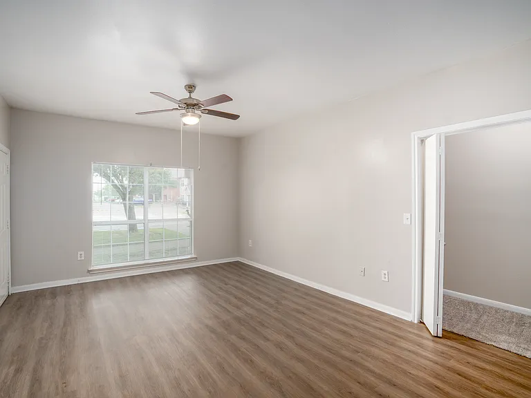 Freeport Oaks Apartments — Photo 14