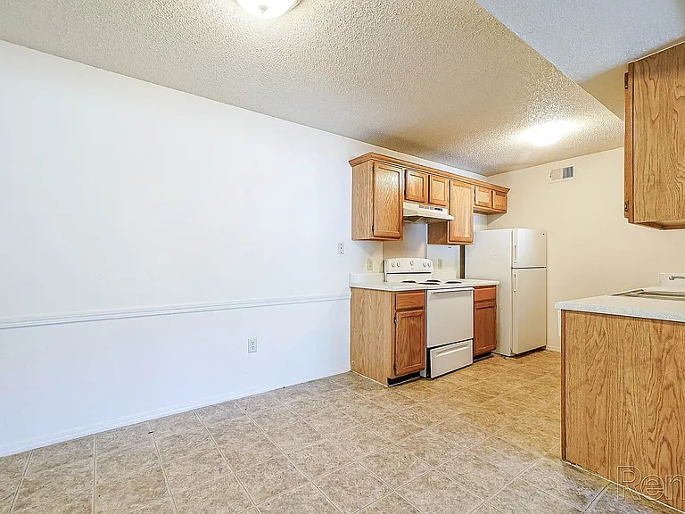 Dining & Kitchen Area