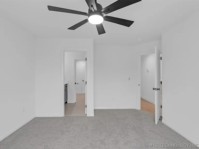 515 W El Paso St — Photo 65