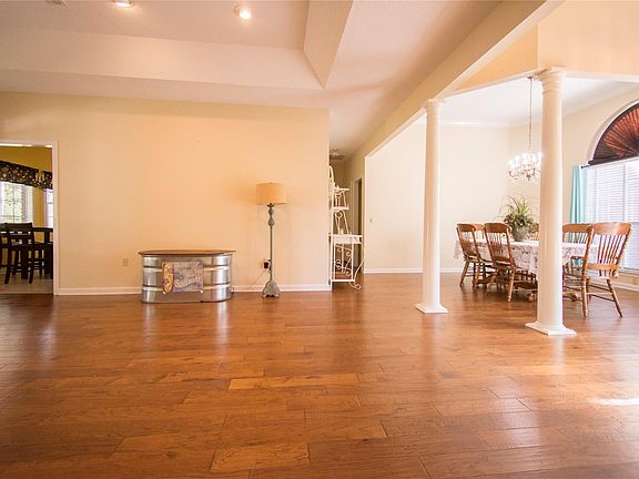 5th image of 204 Lakehill Dr