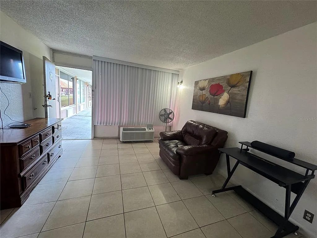 1 bed, 1.0 bath, 300 sqft, $900 — Photo 3