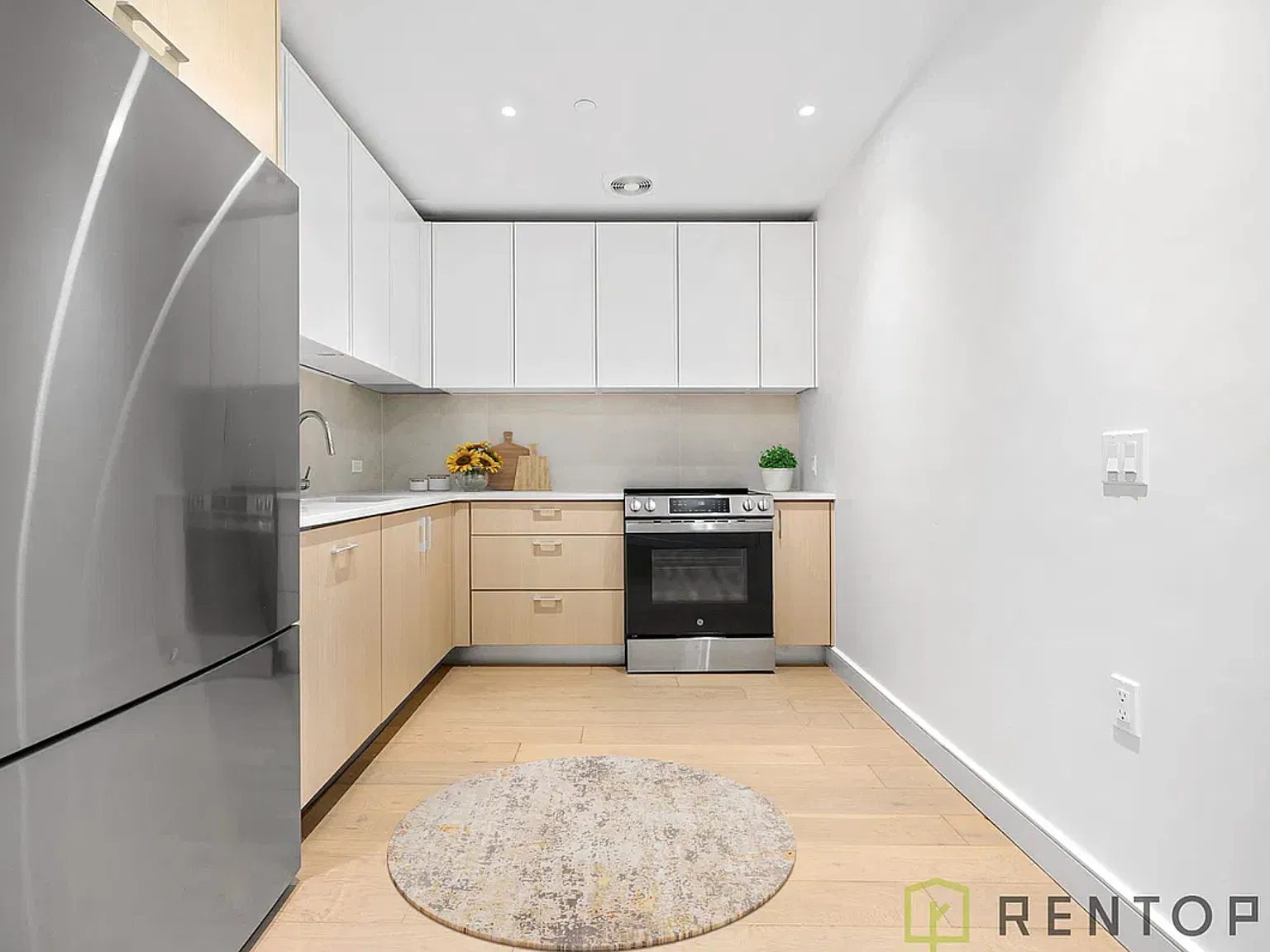 555 W 45th St — Photo 2