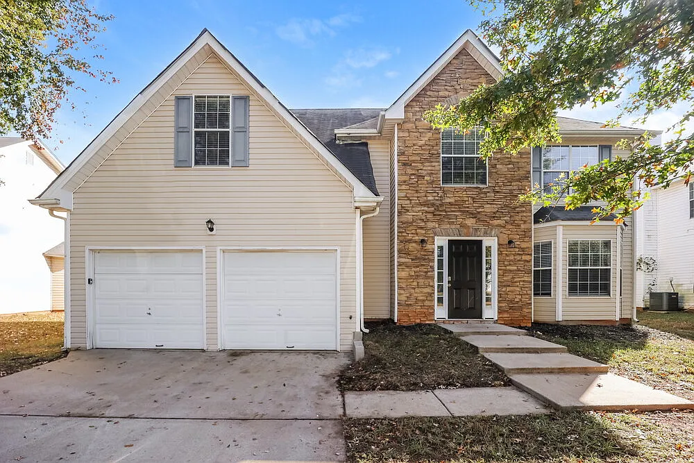 4 bed, 2.5 bath, 2704 sqft, $2,780 — Photo 1