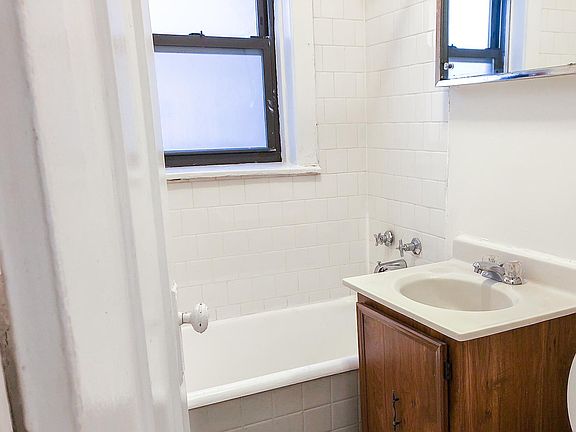 3rd image of 516 1/2 W Cornelia Ave #208