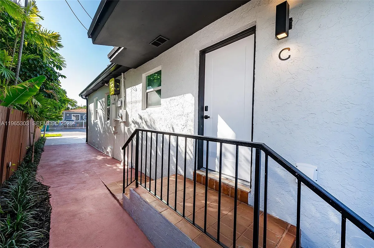 Building Photo - 3321 NW 19th Ter #C