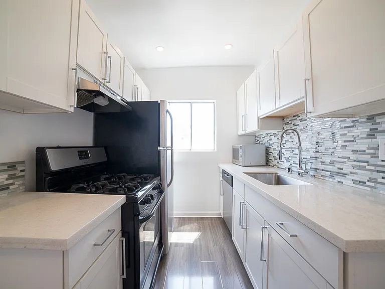 319 N Heliotrope Dr #2 — Photo 5