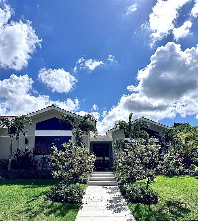 4 bed, 4.5 bath, 4092 sqft, $12,500 — Photo 1