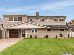 16 Thrush Ln, Levittown, NY 11756