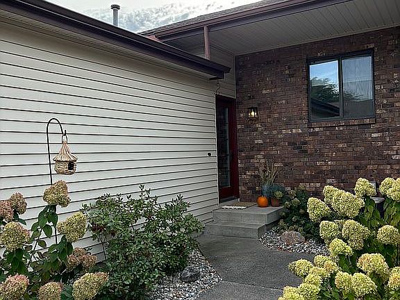 3rd image of 4925 Summergreen Ln