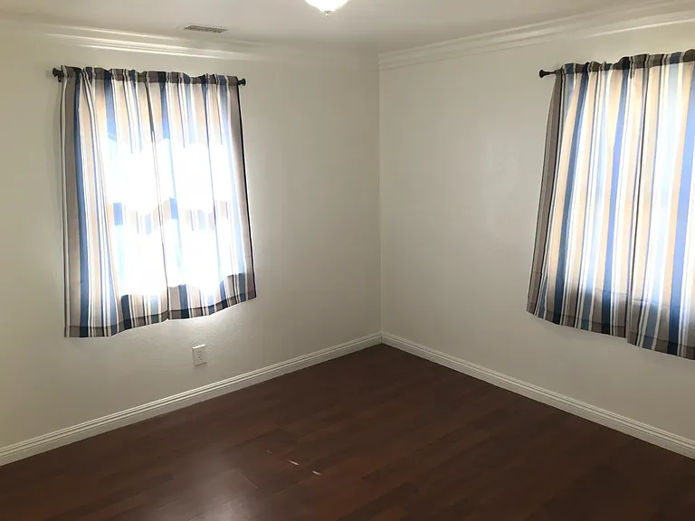 415 W Marietta Pl — Photo 2