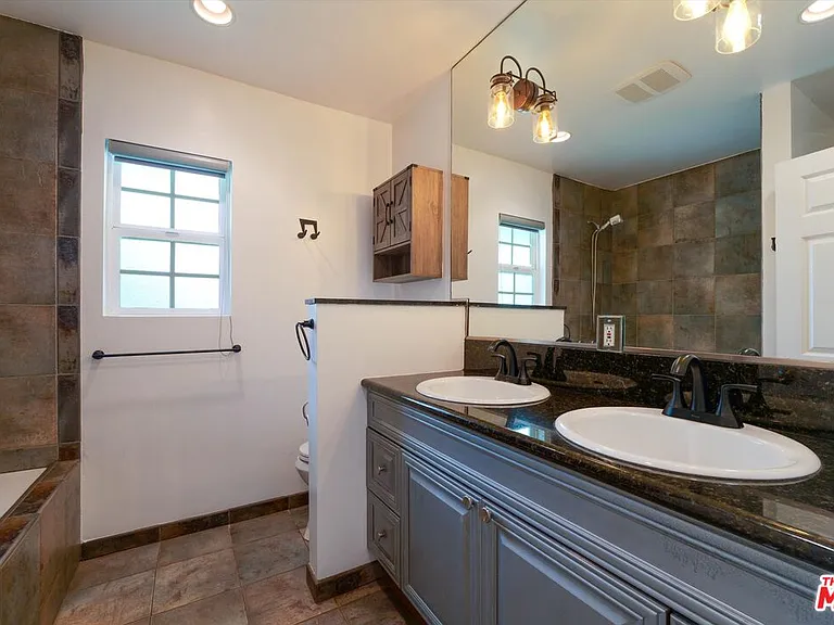 22750 Clarendon St — Photo 33