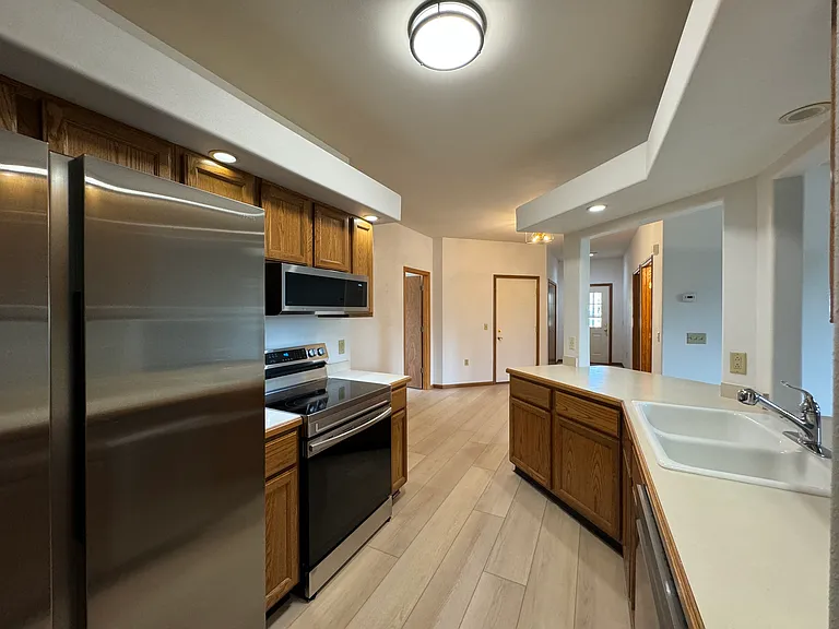 622 Greenfield Dr — Photo 4