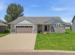 820 Fieldcrest Dr, Mankato, MN 56001