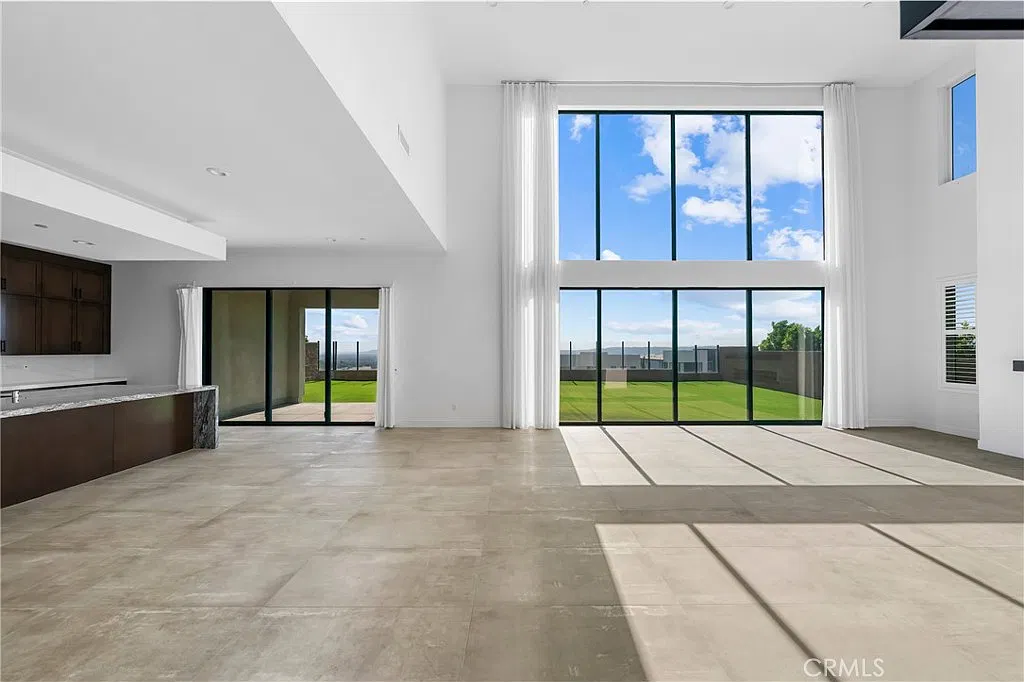 5 bed, 5189 sqft, $14,300 — Photo 4