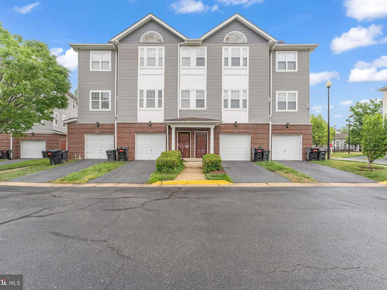 3 bed, 2.5 bath, 2069 sqft, $3,200 — Photo 1