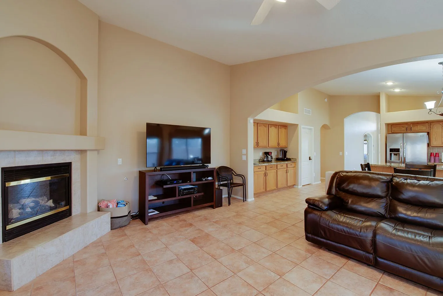 3 bed, 2.0 bath, 2292 sqft, $4,276 — Photo 2