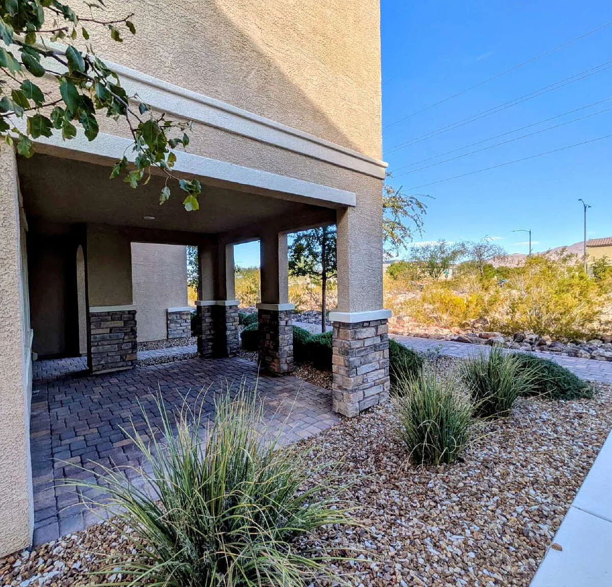 3 bed, 2.5 bath, 1842 sqft, $2,263 — Photo 2