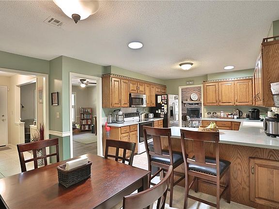 5th image of 82 Churchill Dr