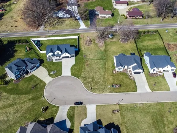 5727 Shadow Ridge Cir NW, North Canton, OH 44720