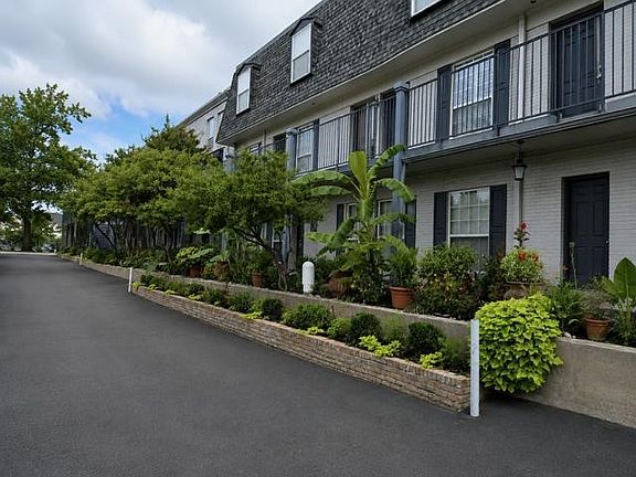3rd image of 7737 Royal Ln