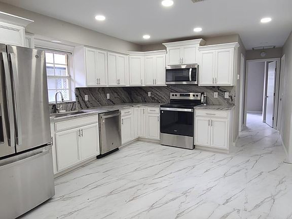 3rd image of 857 Brimfield Ct