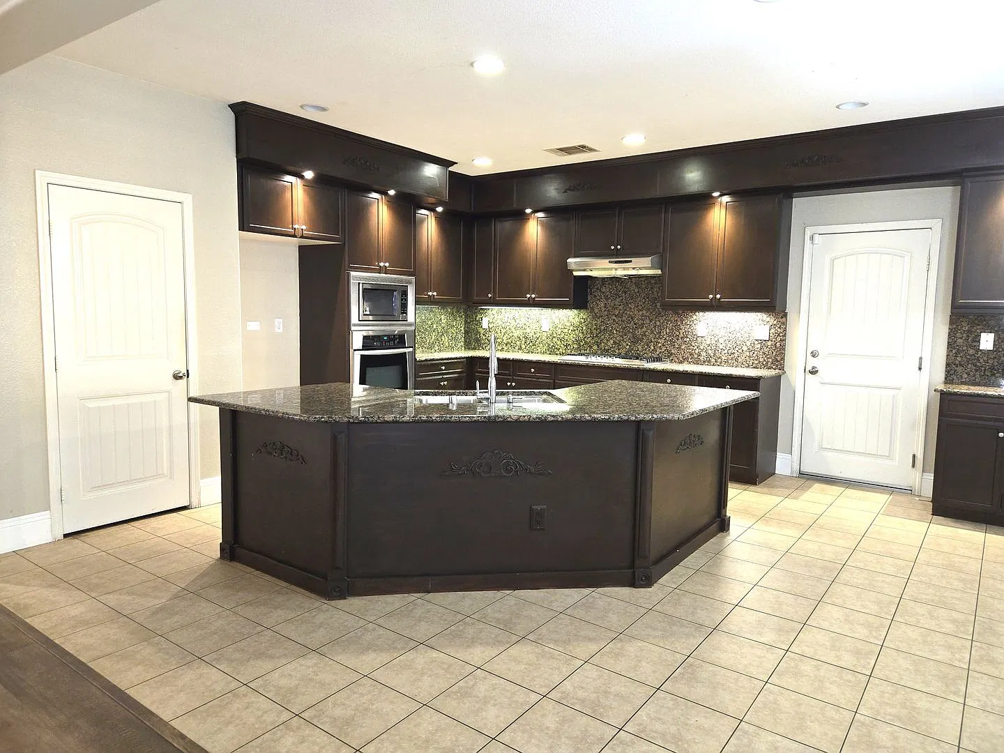 6 Bedroom Home in The Lakes in Menifee — Photo 4