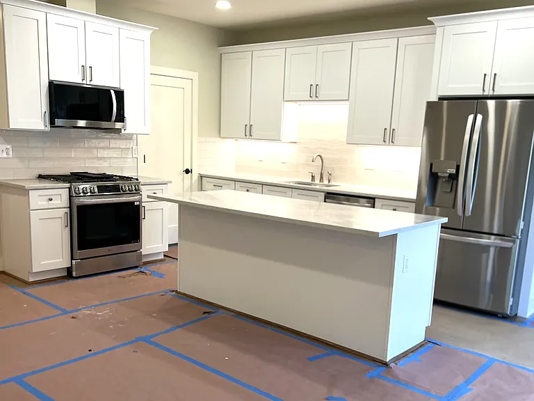 Open Kitchen w Large Island
