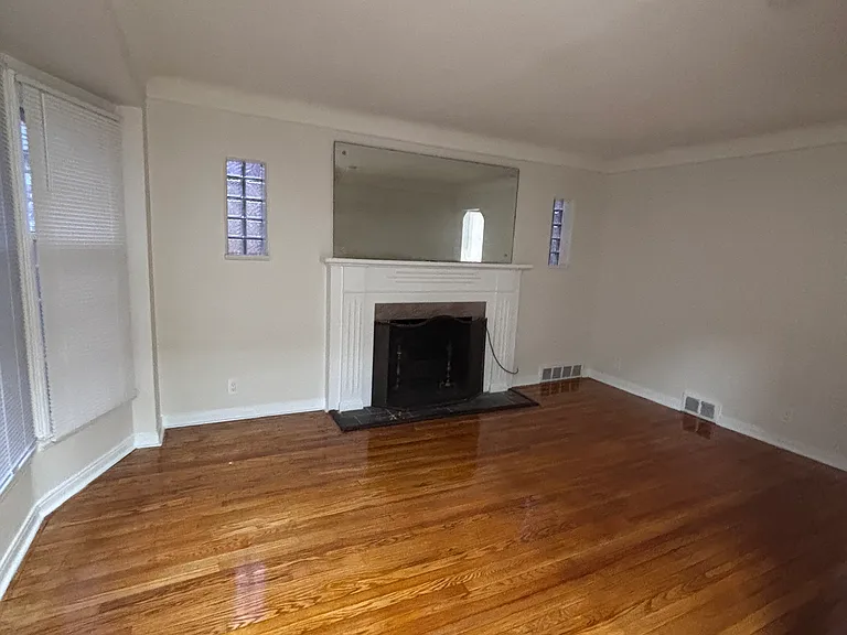 20211 Biltmore St — Photo 2