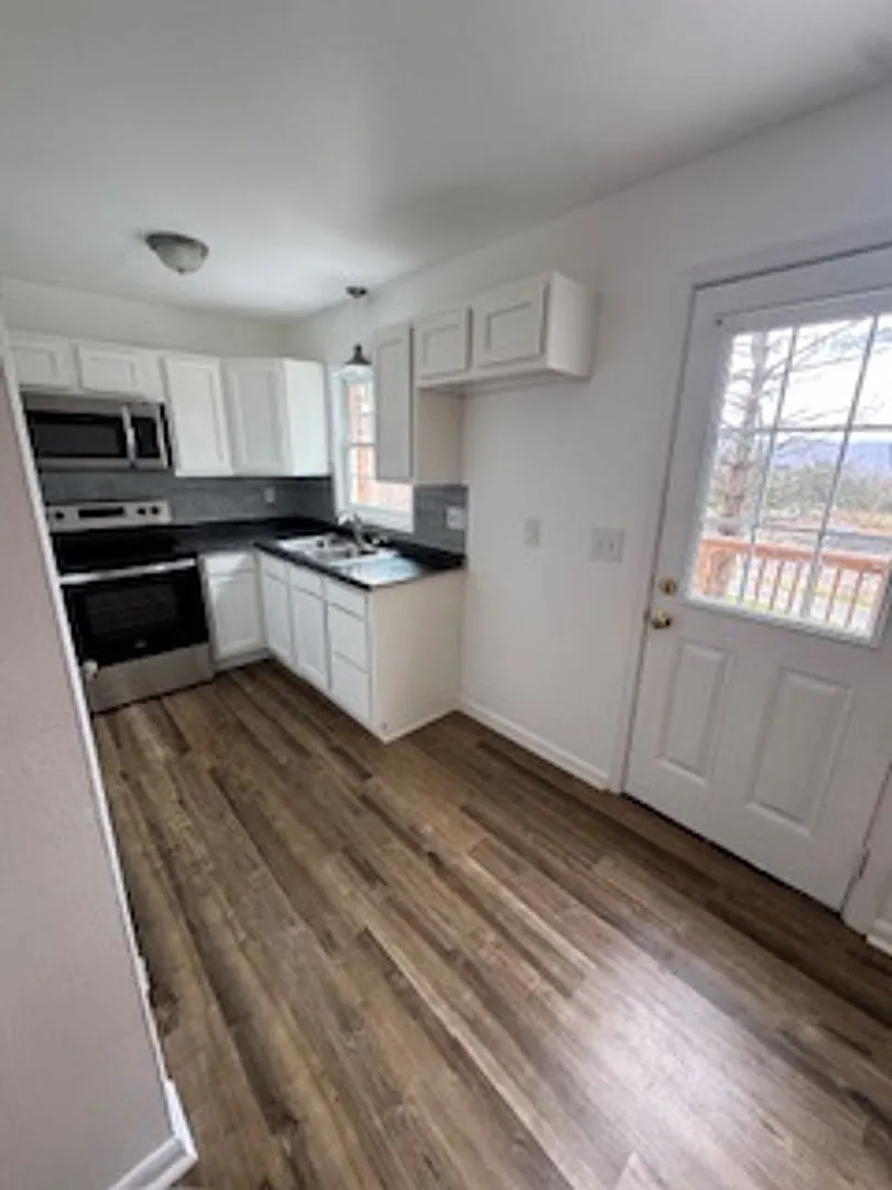 700 Skyline Cir — Photo 1