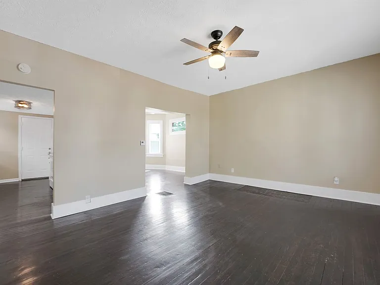172 S Richardson Ave — Photo 4