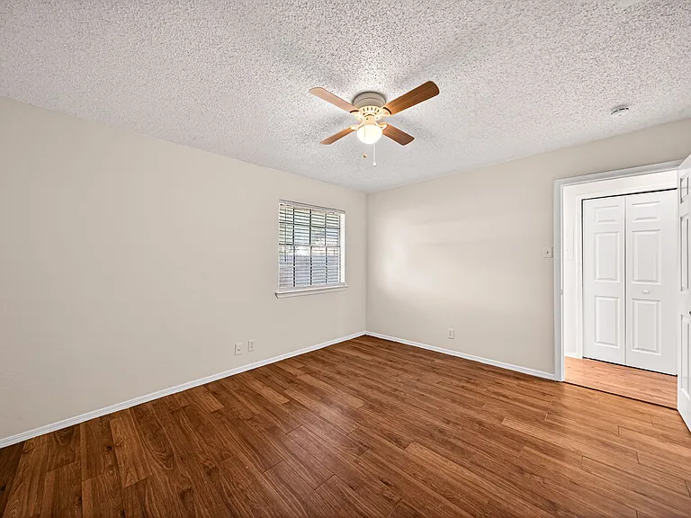 208 Bexar Dr — Photo 25