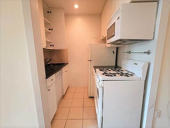 3rd image of 135 E 17th St APT 3e