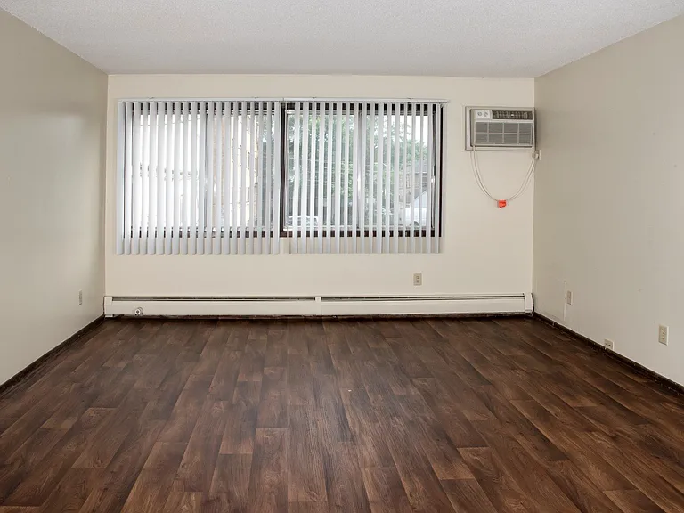 600 10th Ave Apartments — Photo 13