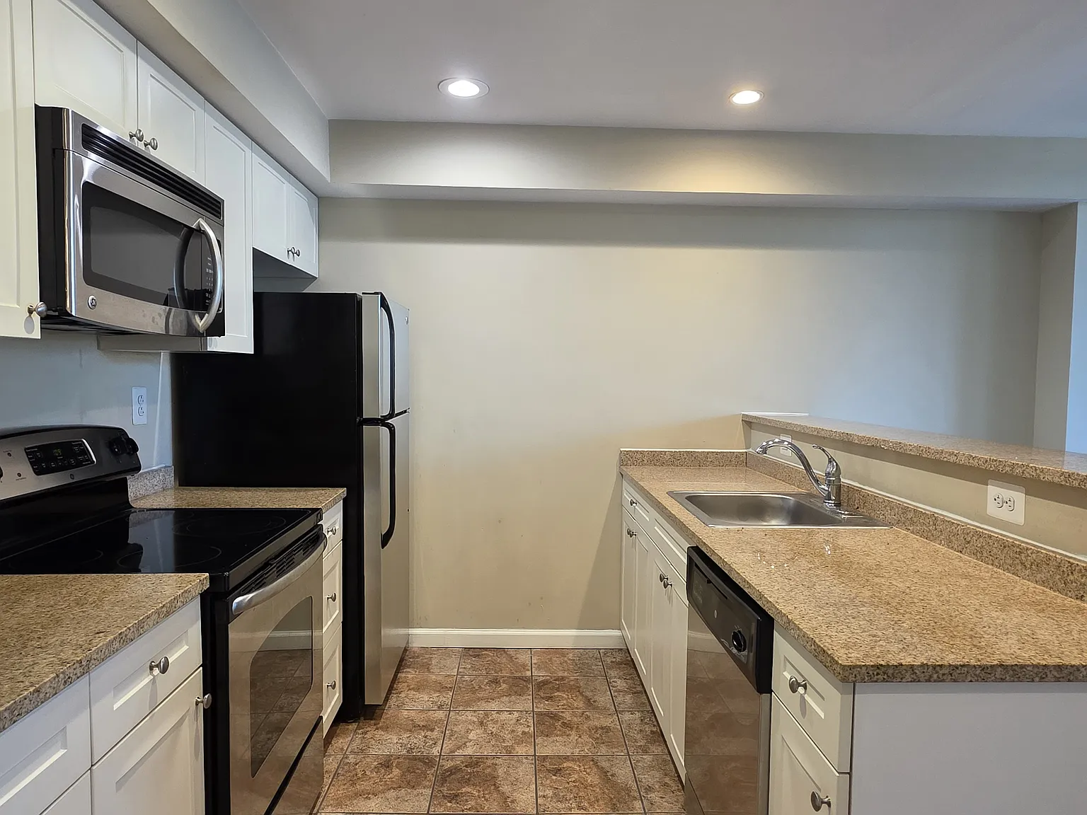 1 bed, 1.5 bath, 749 sqft, $2,280 — Photo 3