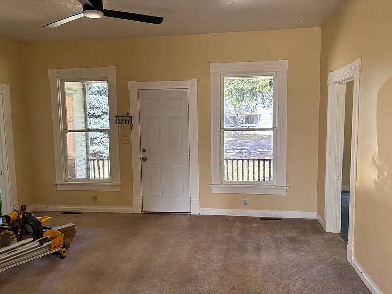 318 N Date St — Photo 4