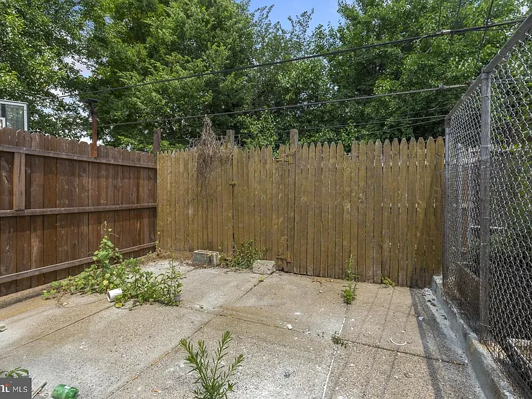 2323 E Cambria St — Photo 10