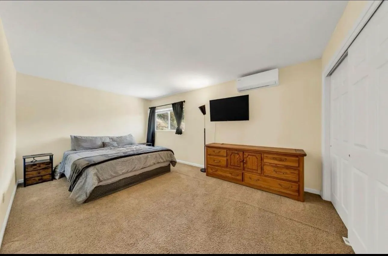 4 bed, 2160 sqft, $3,100 — Photo 4