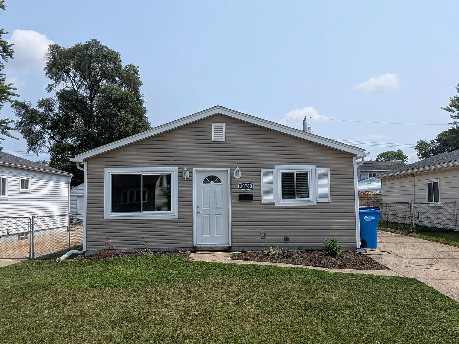 3 bed, 1056 sqft, $1,900 — Photo 1