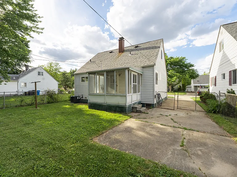 966 E Barrett Ave — Photo 21