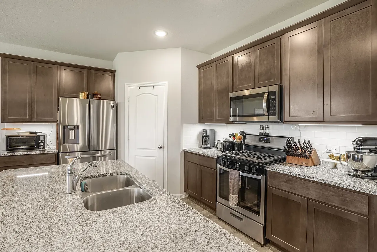 4 bed, 2466 sqft, $2,295 — Photo 4