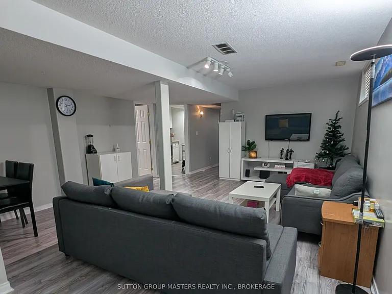 544 Freeman Cres — Photo 3