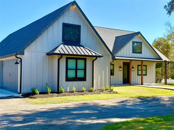 17703 Jungman Rd, Damon, TX 77430