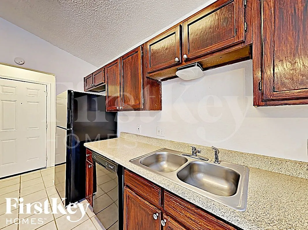 3 bed, 2.0 bath, 1312 sqft, $2,240 — Photo 4